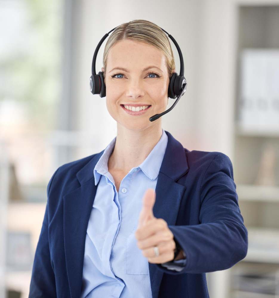 Freundliche Secure Time Mitarbeiterin mit Headset gibt Daumen hoch – erreichbar für Ihre Sicherheitsanfragen