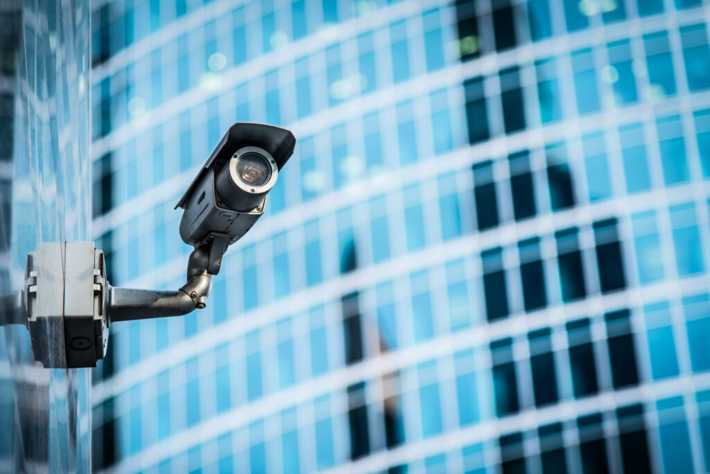 Überwachungskamera an einem Bürogebäude – professioneller Objektschutz und Werkschutz von Secure Time