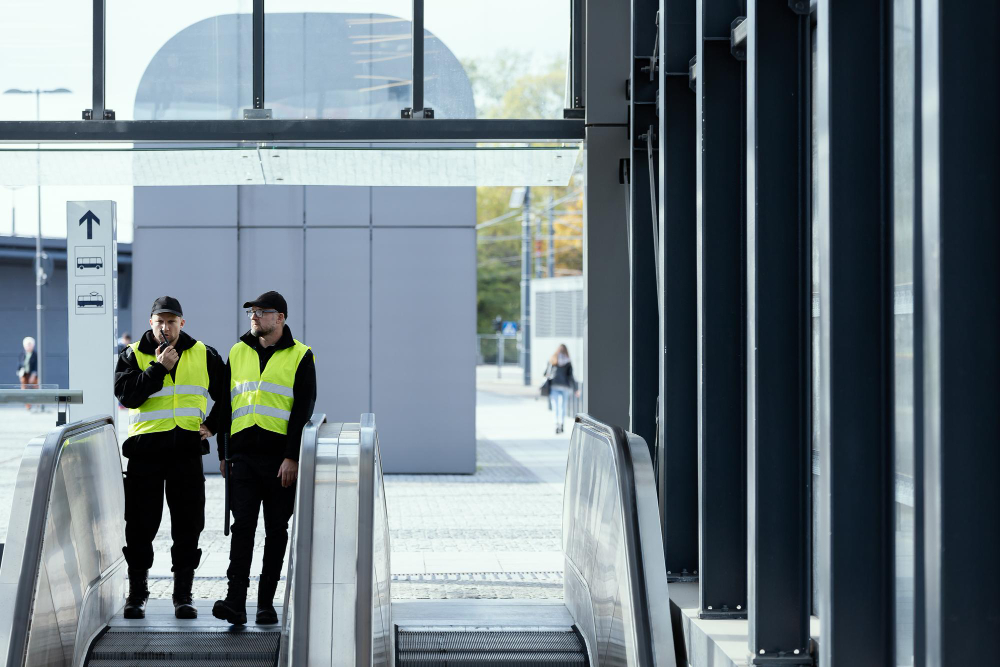 Zwei Secure Time Sicherheitsmitarbeiter beim Streifendienst am öffentlichen Verkehrsknotenpunkt
