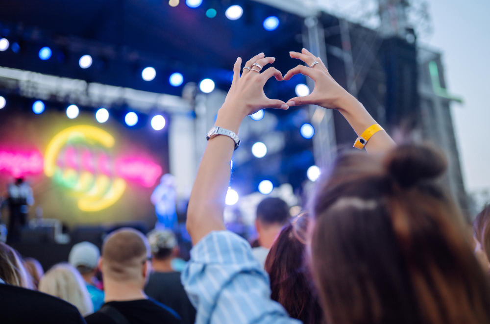 Besucherin formt Herz mit den Händen bei einer Afterparty – Veranstaltungsschutz für sichere Events